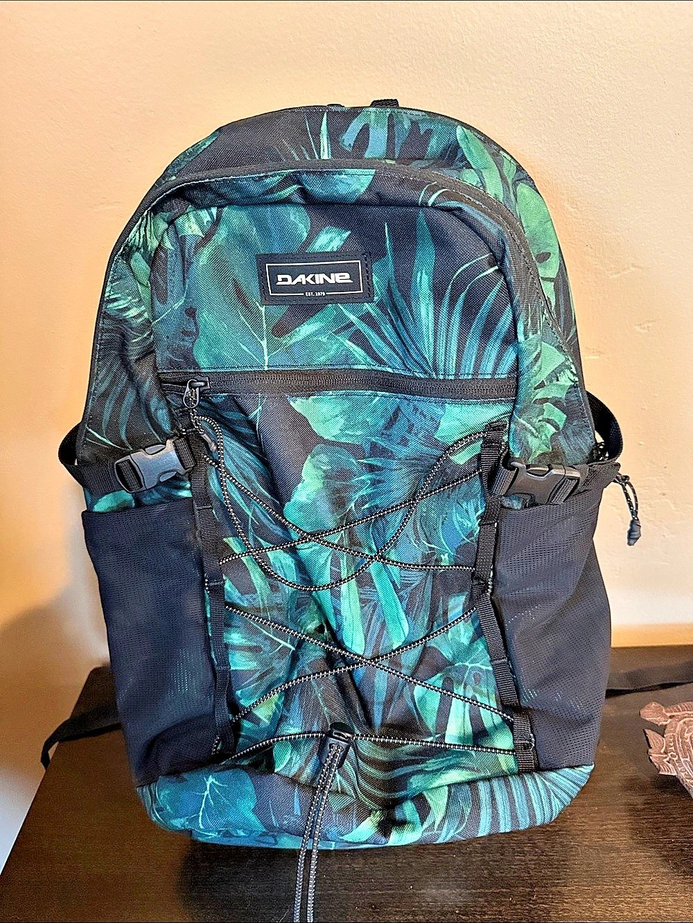 Dakine Tropical Leaf Print in Black & Green